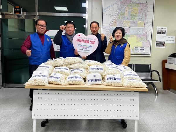 사진1. 양덕1동 바르게살기위원회 사랑의 떡국떡 기탁