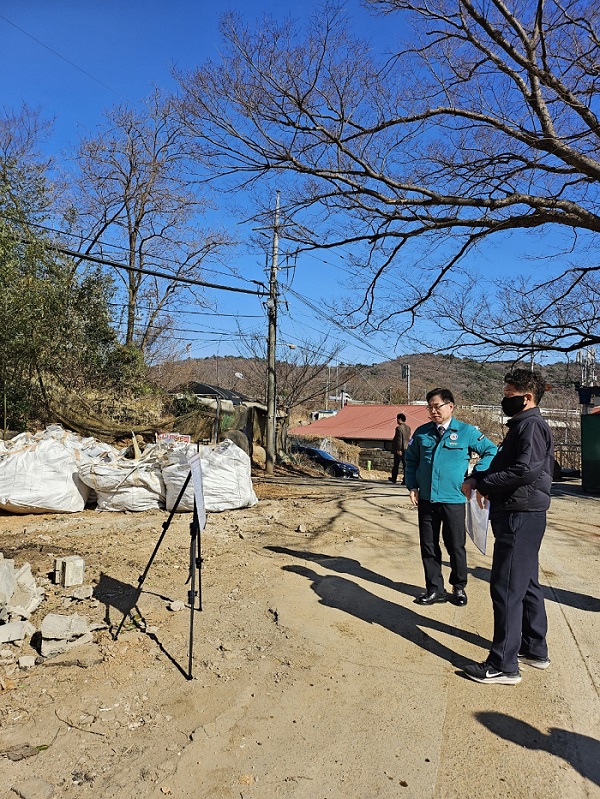 현동 두릉마을 진입도로 확장공사 현장 점검 모습