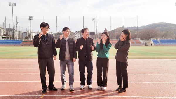 진해군항제를 준비하는 이동근 주무관과 축제팀 직원들