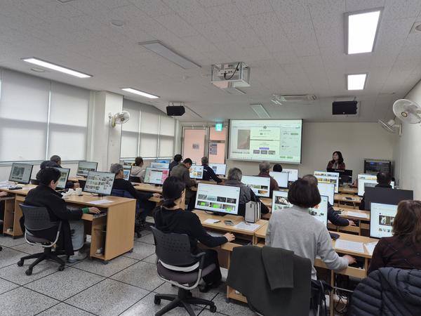 의창구 정보화교육장에서 진행중인 구민정보화교육 모습