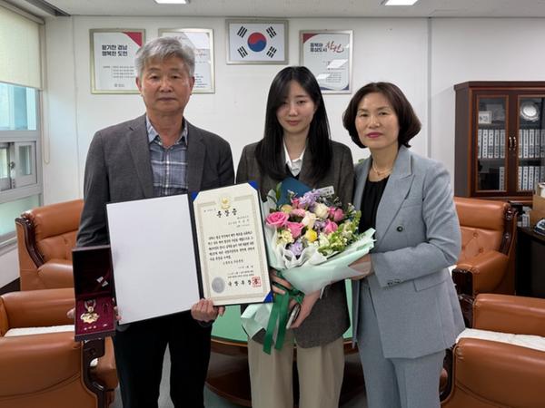최영숙 성산구청장, 6.25참전 유족에 무공훈장 전수