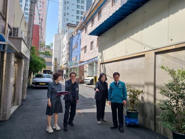 합포동6길 5 골목길 재포장 준공현장 점검