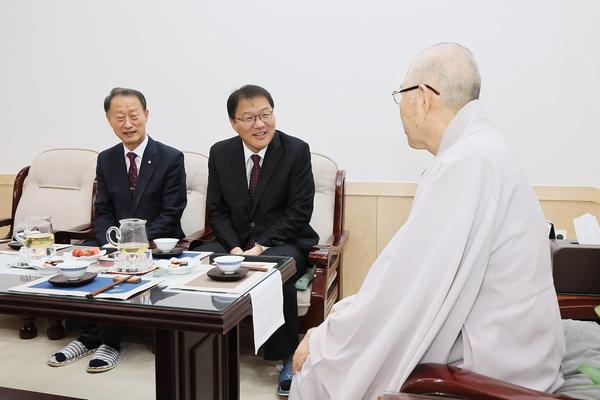 장금용 창원특례시장 권한대행, 부처님오신날 봉축 법요식 참석★장금용 창원특례시장 권한대행, 부처님오신날 봉축 법요식 참석(문화예술과) (1).jpg