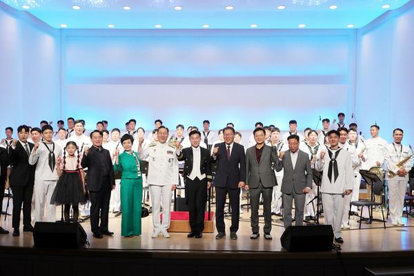 창원특례시, 가족과 함께 즐기는 5월 해군 음악회 열어★창원특례시, 가족과 함께 즐기는 5월 해군 음악회 열어(진해구 행정과) (1)_단체사진.jpg