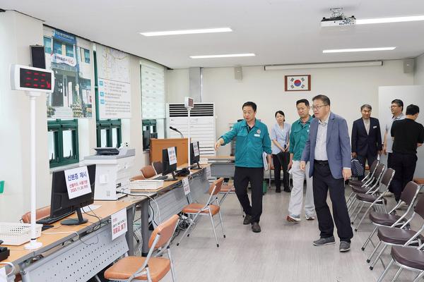 장금용 창원특례시장 권한대행, 민생회복 소비쿠폰 접수현장 사전 점검★장금용 창원특례시장 권한대행, 민생회복 소비쿠폰 접수현장 사전 점검(자치행정과) (1)_회원2동행정복지센터.jpg