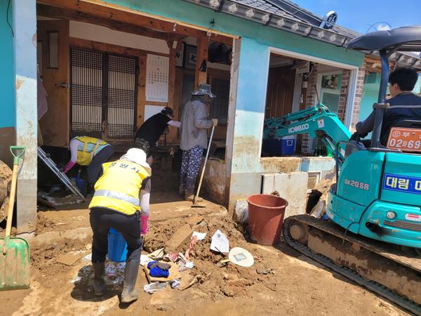 창원특례시, 자매도시 산청군 침수피해 복구 현장에서 구슬땀★창원특례시, 자매도시 산청군 침수피해 복구 현장에서 구슬땀(자치행정과).jpg