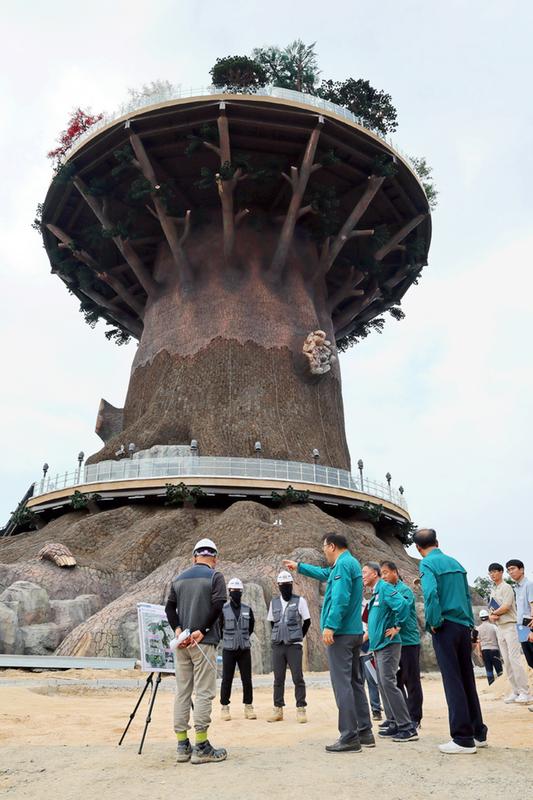 창원특례시, 주요 현안 해법‘시민과 손잡고 마련’★창원특례시, 주요 현안 해법 ‘시민과 손잡고 마련’(공보관) (1)_대상공원 ‘빅트리’ 현장 특별점검(250708).jpg