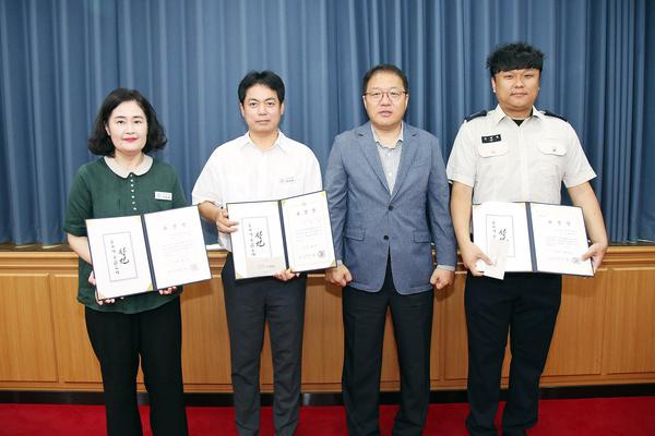 창원특례시, 7월 ‘이달의 우수공무원’ 표창 수여★창원특례시, 7월 ‘이달의 우수공무원’ 표창 수여(인사과).jpg