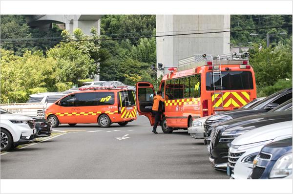 주차장에서 제 차로 가서 119구급차가 떠나는 장면 촬영한 사진입니다. 