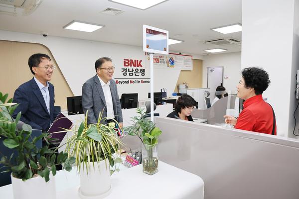 장금용 창원특례시장 권한대행, 지류 누비전 판매 첫날 현장 방문★장금용 창원특례시장 권한대행, 지류 누비전 판매 첫날 현장 방문(지역경제과) (1).jpg