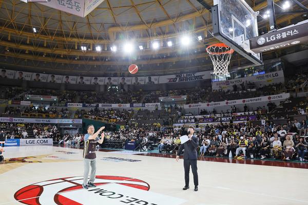장금용 창원특례시장 권한대행, 창원 LG세이커스 ‘한계 없는 도전’ 응원(체육진흥과) (1)★장금용 창원특례시장 권한대행， 창원 LG세이커스 ‘한계 없는 도전’응원(체육진흥과) (1).jpg