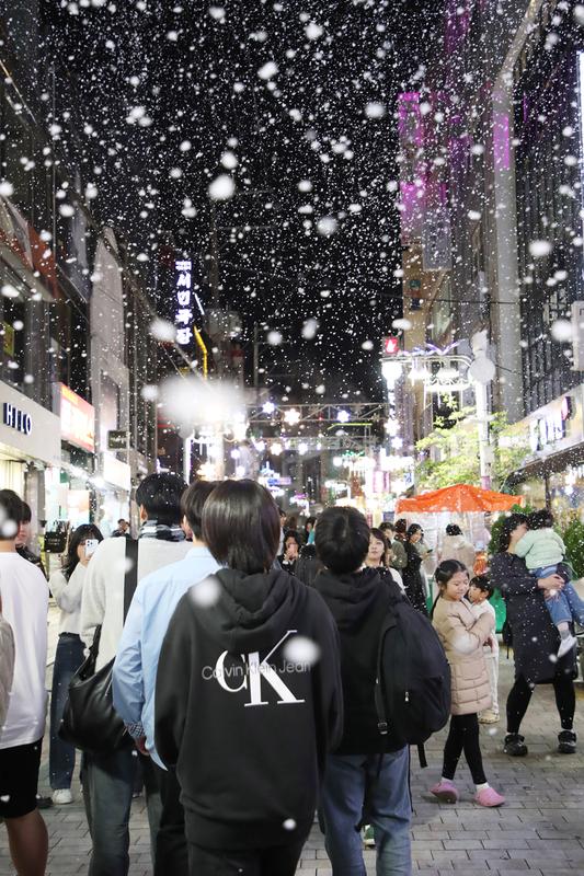 창원특례시, 전통시장 축제 릴레이로 지역경제 ‘활짝’4. 제5회 눈 내리는 창동거리 눈꽃축제(2024년).jpg
