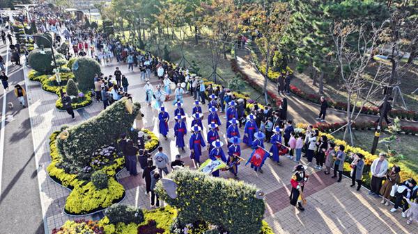 지난해 열린 마산가고파국화축제 모습2024년 제24회 마산가고파국화축제 개최사진(퍼레이드).JPG