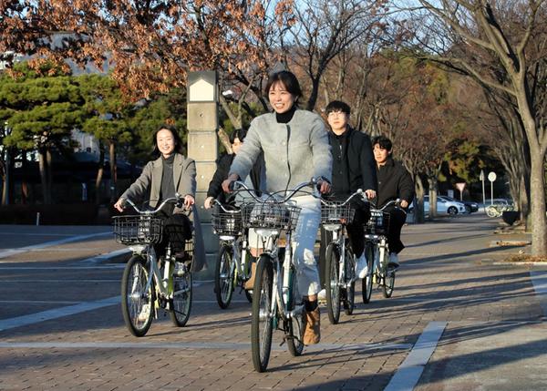 자전거를 타는 시민들(출처 조선일보)