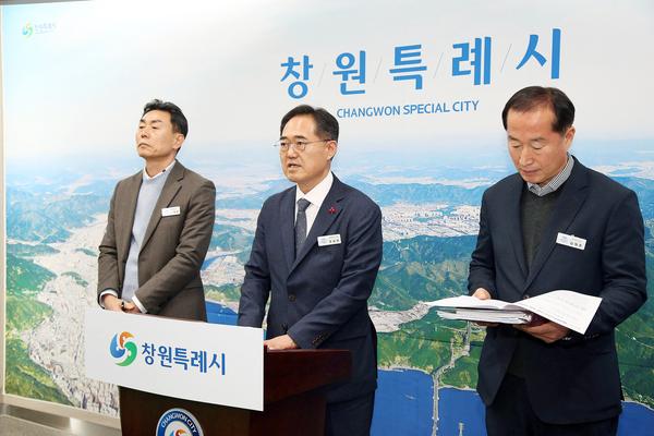 사진은 조성민 해양항만수산국장입니다.