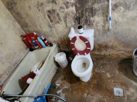 화장실 공사 전 사진