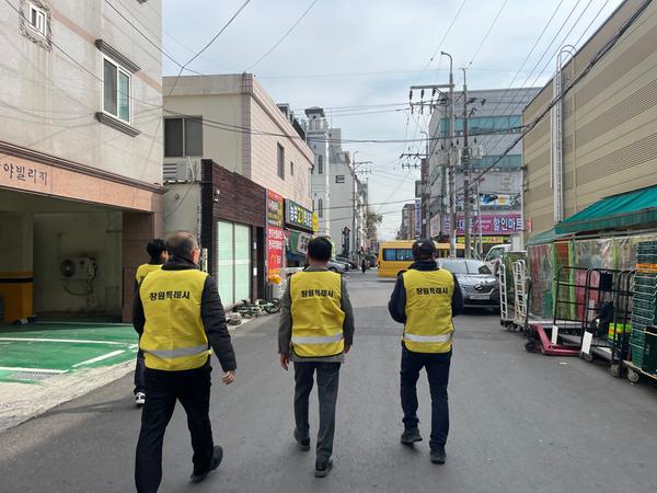 창원특례시, 설맞이 불법광고물 민·관 합동 점검_현장창원특례시, 설맞이 불법광고물 민·관 합동 점검(건축경관과)(1).jpg