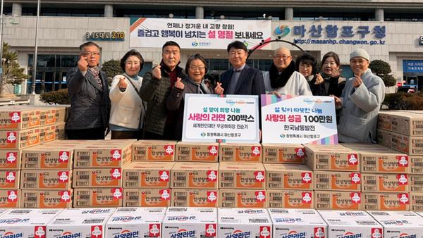 기탁사진(왼쪽부터 네 번째 진순기 회장, 서호관 구청장, 김해 금강사 법장스님 등)