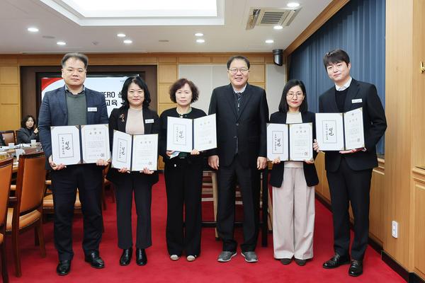 창원특례시, 1월 『이달의 우수공무원』 표창 수여_현장★창원특례시, 1월 『이달의 우수공무원』 표창 수여(인사과).jpg