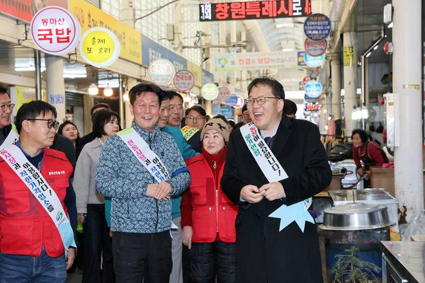 창원특례시 설맞이 현장 행보...시장·공사현장·복지시설 두루 살펴_동마산시장 현장★창원특례시 설맞이 현장 행보...시장·공사현장·복지시설 두루 살펴(자치행정과)(1-1).jpg