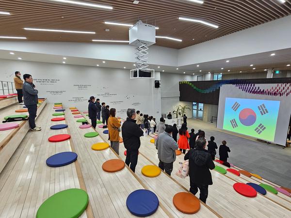 창원특례시, 국적 취득자와 민주주의 역사 함께 되새겨_국적증서 수여식창원특례시, 국적 취득자와 민주주의 역사 함께 되새겨(문화시설사업소) (1).jpg