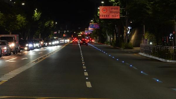 태양광 LED 표지병 시공사례(서울시 성산로)창원특례시,‘우천(야간) 차선 안심 등불’시범 사업 추진(교통정책과).jpg
