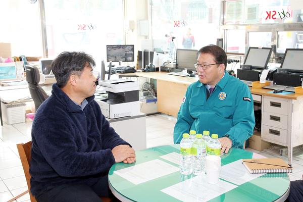 장금용 창원특례시장 권한대행, 석유제품 최고가격제 시행 현장 점검★장금용 창원특례시장 권한대행, 석유제품 최고가격제 시행 현장 점검(지역경제과) (1).jpg