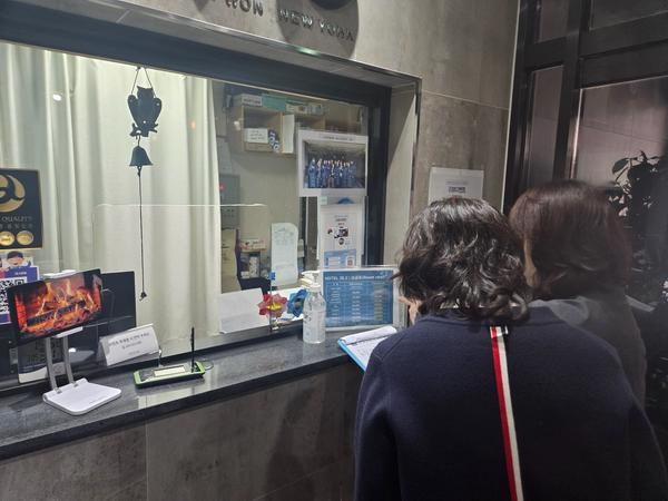 현장 점검 모습창원특례시, 진해군항제 맞이 ‘안심 숙박·먹거리’ 환경 조성에 총력(보건위생과).jpg