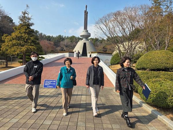 목련만개한창원충혼탑주말특별개방