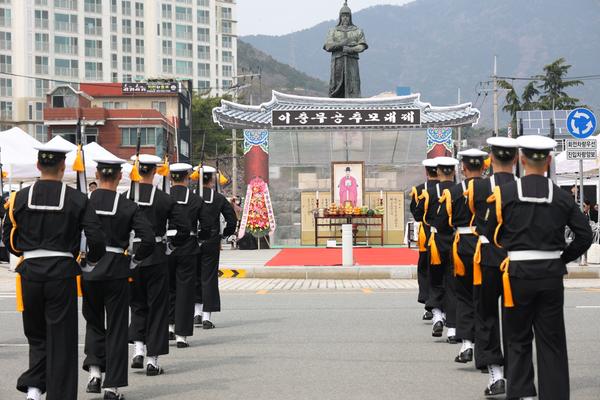 제64회 진해군항제 ‘이충무공 추모대제’ 개최제64회 진해군항제‘이충무공 추모대제’개최(관광과).JPG