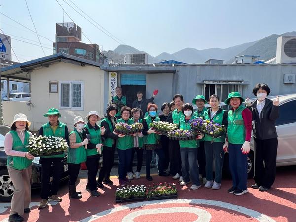 새마을협의회· 새마을부녀회 봄맞이 꽃심기 활동 사진