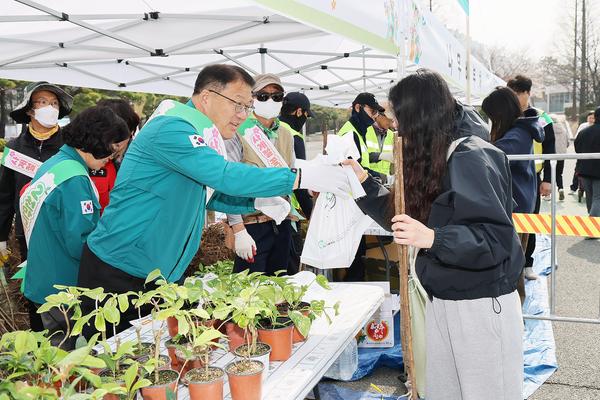 창원특례시  봄맞이 시민 나무 나누어주기 행사 성료★창원특례시  봄맞이 시민 나무 나누어주기 행사 성료(산림휴양과) (2).jpg