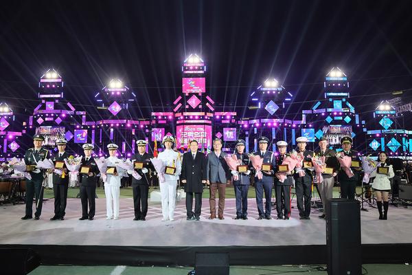 제64회 진해군항제, 호국정신과 선율로 빛난 군악의장페스티벌★제64회 진해군항제, 호국정신과 선율로 빛난 군악의장페스티벌(관광과) (1).jpg