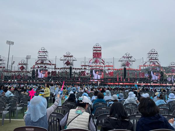 체리블라썸뮤직페스티벌, ‘트롯데이’ 공연으로 첫날 화려한 시작체리블라썸뮤직페스티벌, ‘트롯데이’ 공연으로 첫날 화려한 시작(관광과).jpeg