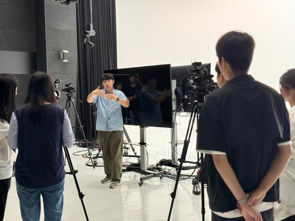 영상제작교육 모습창원특례시, 경남시청자미디어센터와 함께 소상공인 판로 개척 돕는다(지역경제과) (1).jpg