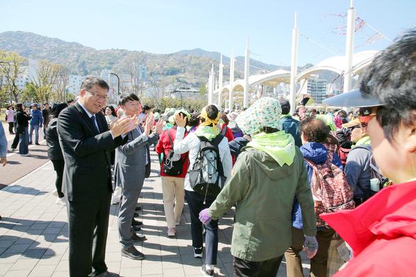 「제1회 합포만 해양누리 시니어 건강걷기 대회」 성황리 개최★「제1회 합포만 해양누리 시니어 건강걷기 대회」 성황리 개최(마산합포구 가정복지과) (1).jpg