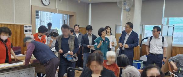 고유가 지원금 신청현장(사파동행정복지센터)★고유가 지원금 2차 접수 시작...창원시 현장점검 결과 ‘안정적 운영’ 확인(자치행정과) (1).jpg