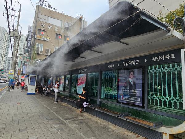 쿨링포그 시스템 가동 현장창원특례시 기후환경국, 시민 체감형 선제적 폭염 대책 총력(환경정책과)(1).jpg