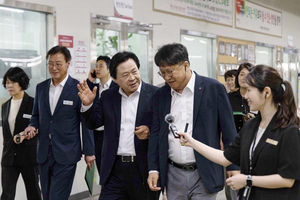 강기윤 창원특례시장이 7월 9일 LG스마트파크를 방문해 관계자로부터 설명을 듣고 있다.