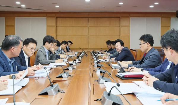 강기윤 창원특례시장과 직원들이 자유롭게 의견을 나누는 모습