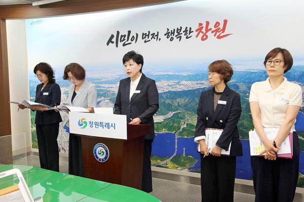브리핑 사진(윤성주 복지여성보건국장)