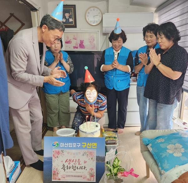 구산면 지역사회보장협의체와 맞춤형복지팀에서 진행한 생신잔치 사진