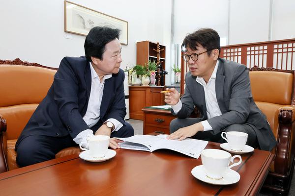 8.13. 유의동 국토교통위원장을 방문한 강기윤 창원시장