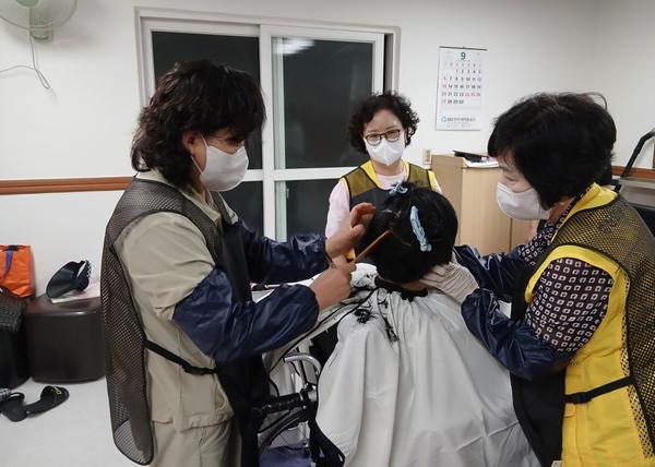 웅남동 120봉사단, 장애인복지시설‘풀잎마을’서 따뜻한 이·미용 봉사