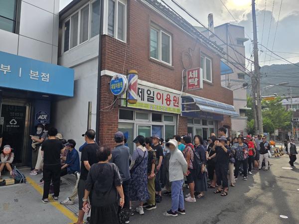 창원 누비전 구매 대기 모습☆창원 누비전， 1만 1，292명분 우선구매... 취약계층·어르신 구매 기회 넓혔다(공보관) (1).jpg