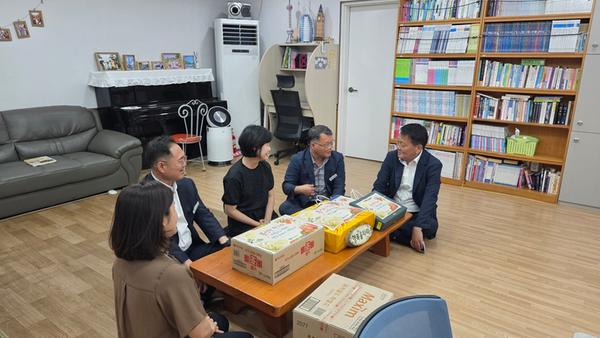 행복울타리 공동생활시설에 방문한 조성민 해양항만수산국장