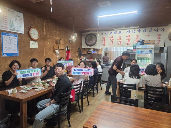 외식의 날을 맞아 지역경제 활성화를 위해 전통시장(상남시장) 방문한 사진