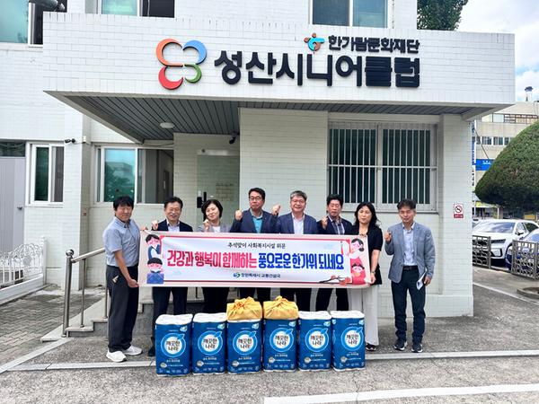 장승진 교통건설국장이 17일 성산시니어클럽을 방문하여 위문품을 전달하였다.