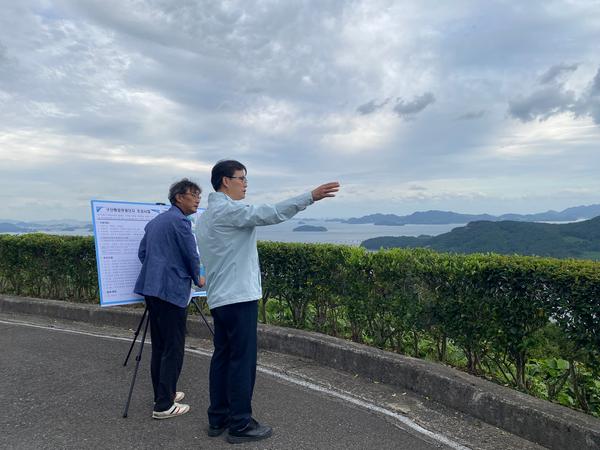 마산가톨릭교육관에서 구산해양관광단지 예정 부지를 조망하며 현장 점검 중인 정호원 창원특례시 제2부시장
