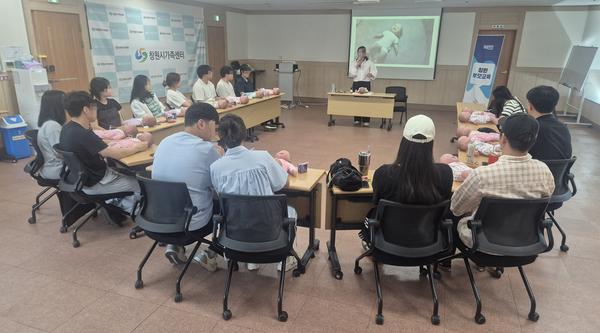 예비부모를 위한 베이비 마사지 교육 장면